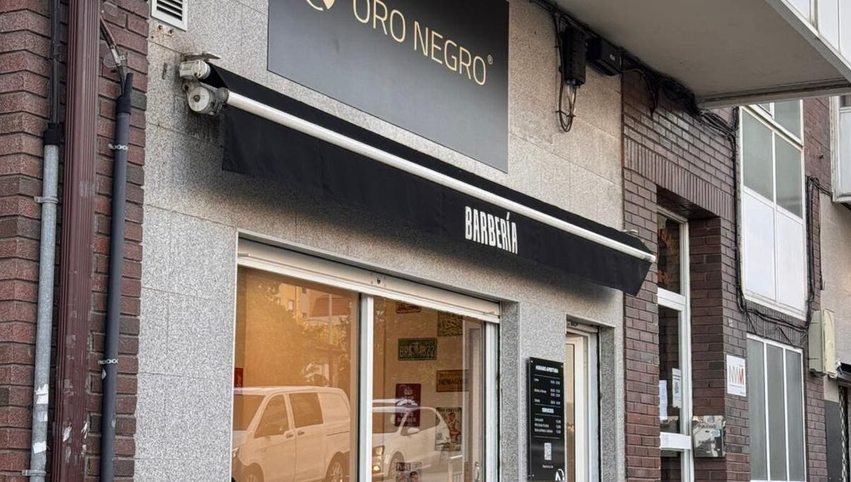 Fachada de Barberia Oro Negro (martinez garrido) en Vigo, ES, mostrando su distintivo diseño moderno.