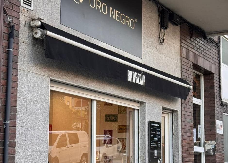 Fachada de Barberia Oro Negro (martinez garrido) en Vigo, ES, mostrando su distintivo diseño moderno.