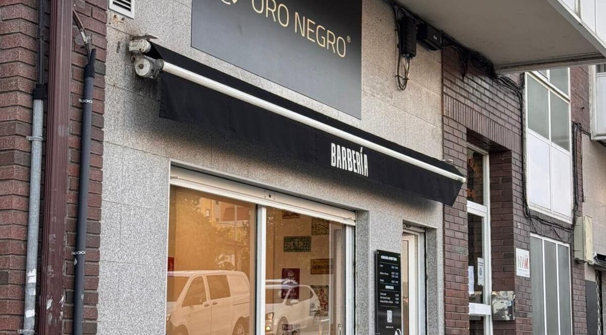 Fachada de Barberia Oro Negro (martinez garrido) en Vigo, ES, mostrando su distintivo diseño moderno.