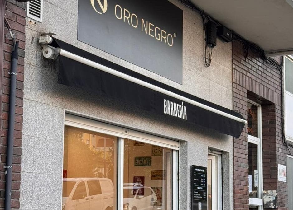Fachada de Barberia Oro Negro (Martinez Garrido) en Vigo, ES mostrando letrero enfocando la entrada.