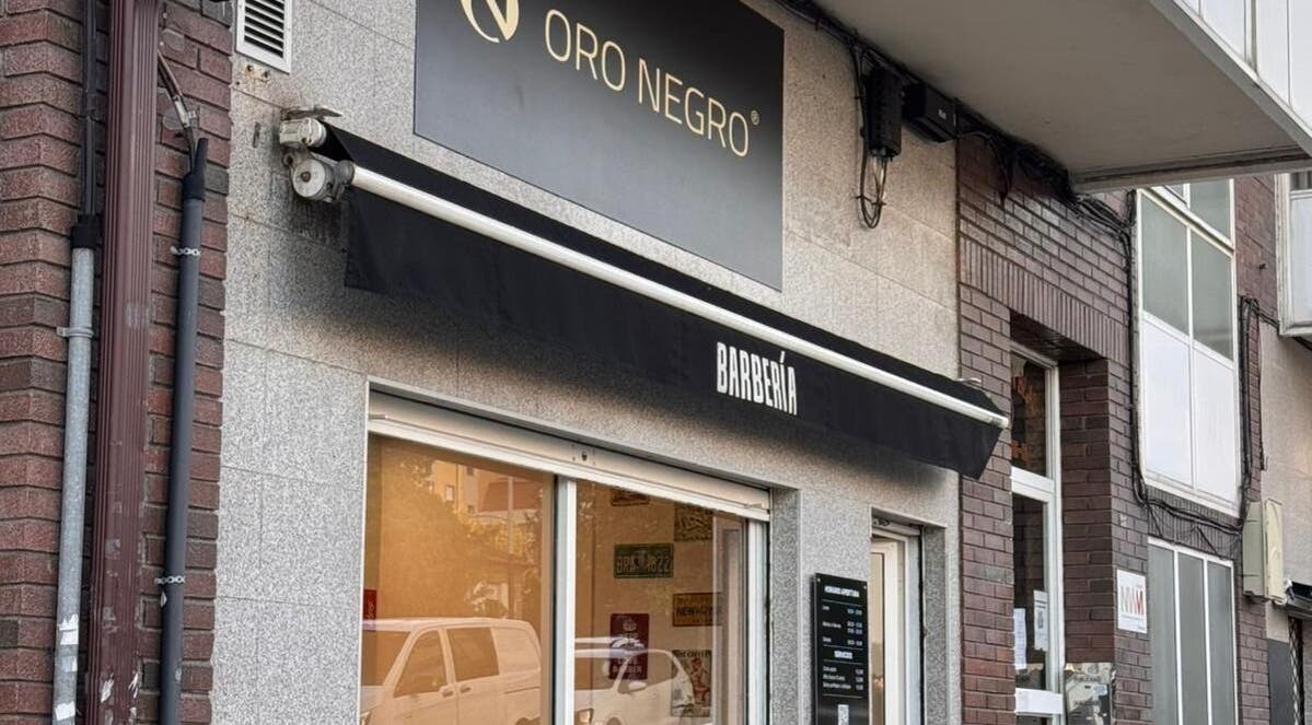 Fachada de Barberia Oro Negro (Martinez Garrido) en Vigo, ES mostrando letrero enfocando la entrada.