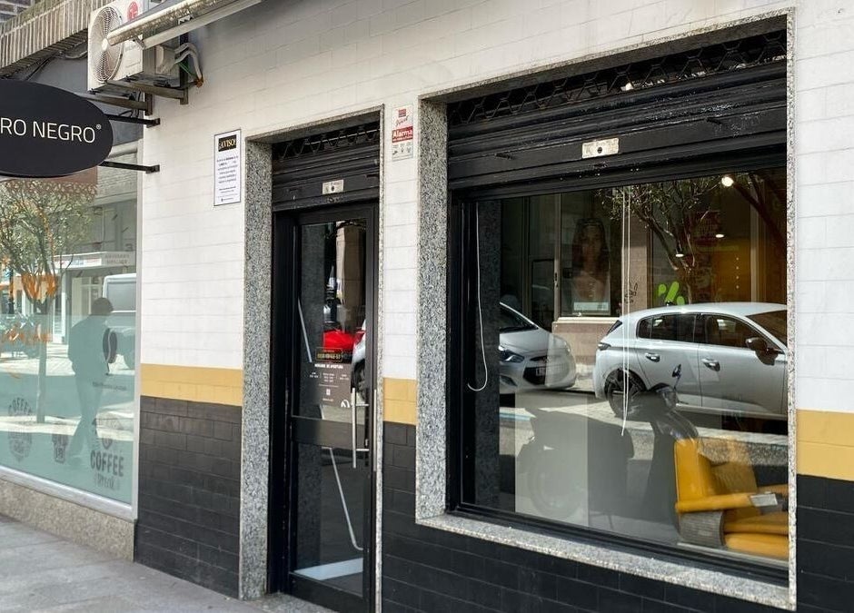 Fachada de Barberia Oro Negro (salamanca) en Vigo, ES, mostrando su entrada y ventana decorativa.