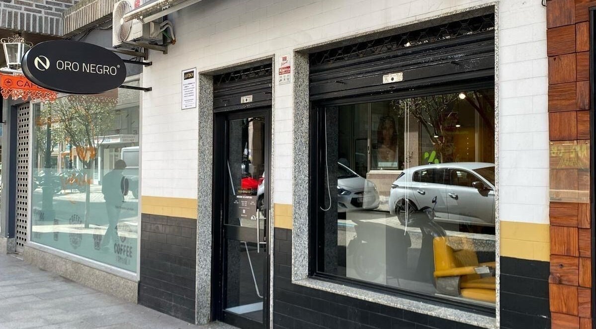 Fachada de Barberia Oro Negro en Salamanca, Vigo, ES, destacando su elegante entrada moderna.