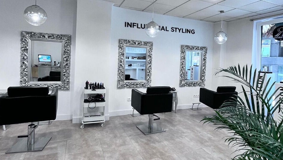 Interior moderno de R Estilistas, Alacant, Comunidad Valenciana, ES, con espejos decorativos y sillas elegantes.