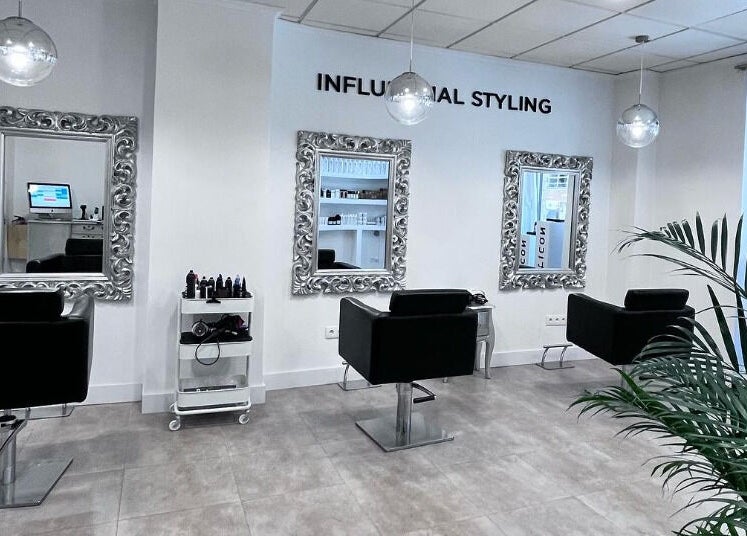 Interior moderno de R Estilistas, Alacant, Comunidad Valenciana, ES, con espejos decorativos y sillas elegantes.