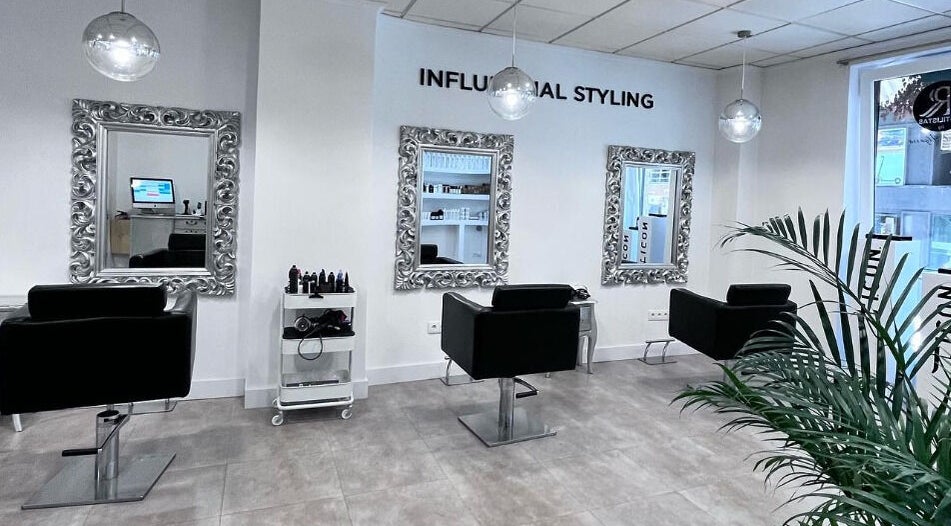 Interior moderno de R Estilistas, Alacant, Comunidad Valenciana, ES, con espejos decorativos y sillas elegantes.