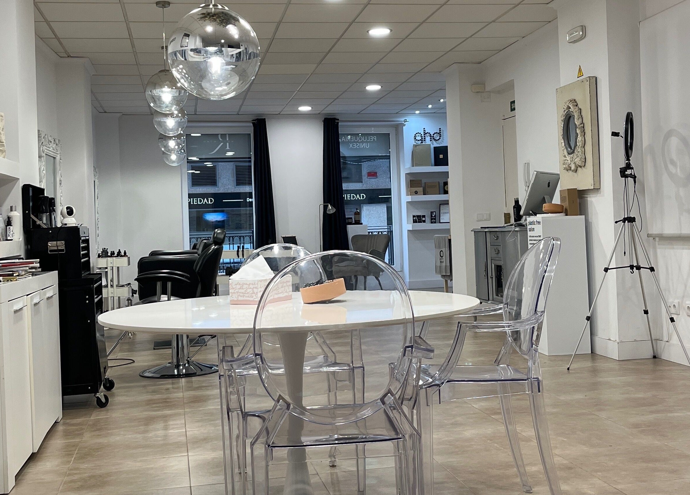 Interior moderno de R Estilistas en Alacant, Comunidad Valenciana, ES, con decoración elegante y espejos.