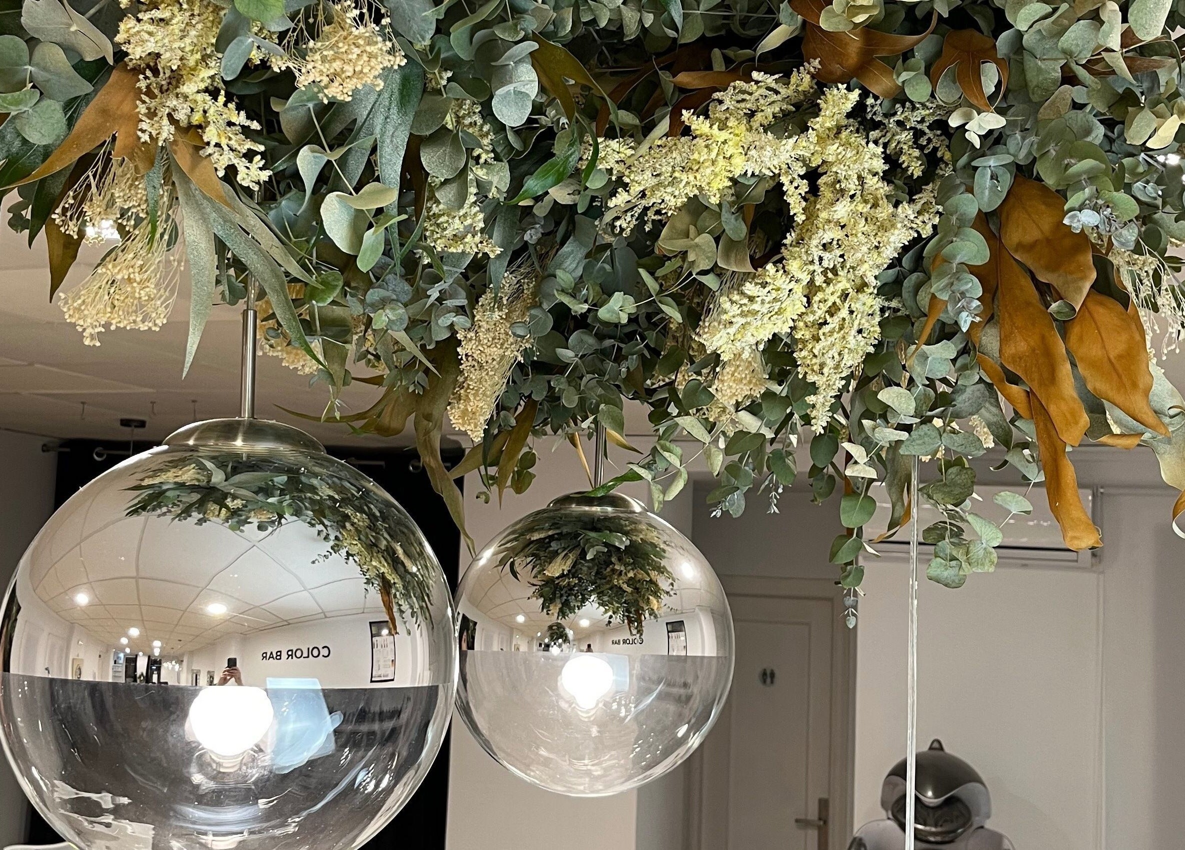 Decoración con esferas y hojas en R Estilistas, Alacant, Comunidad Valenciana, ES.