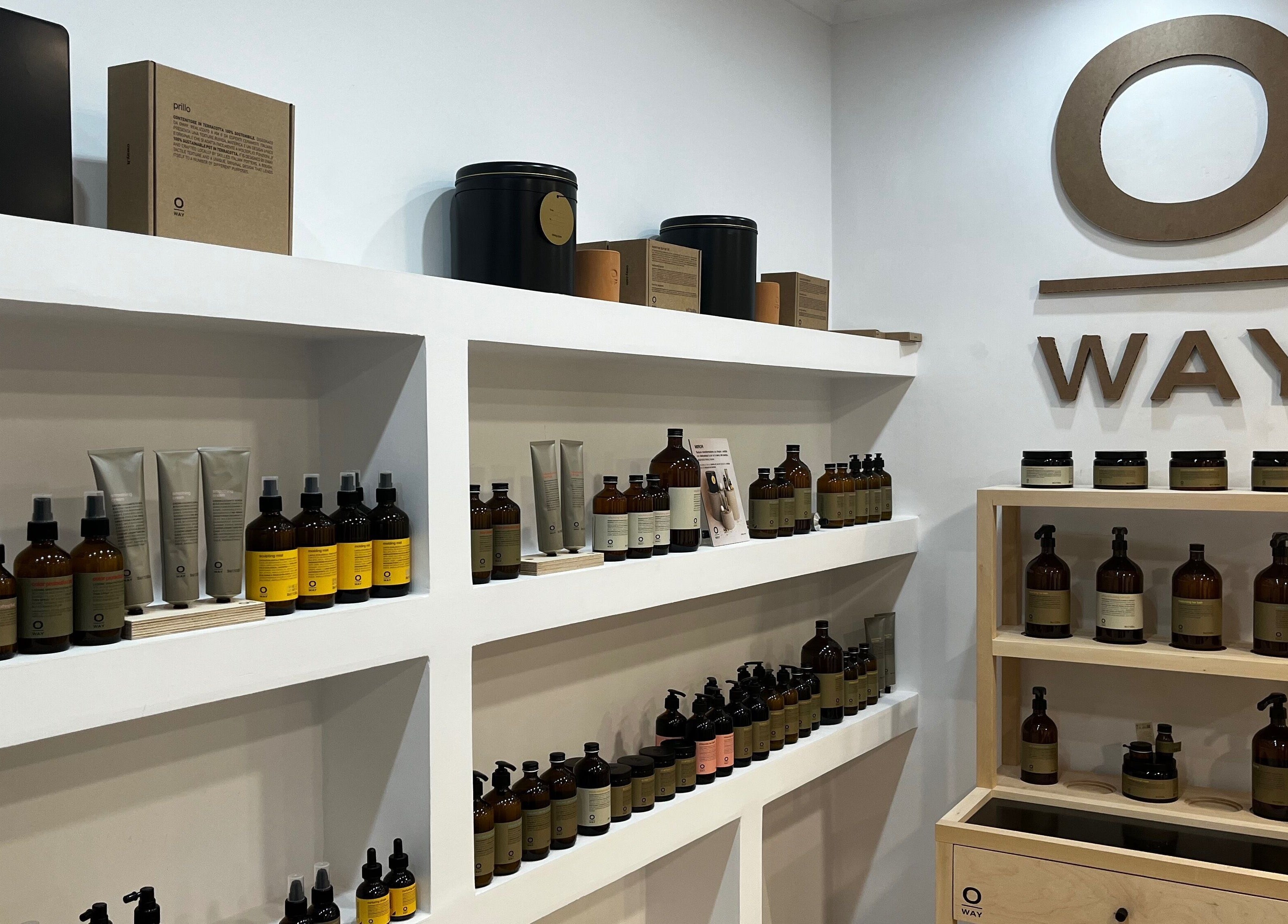 Estante de productos de belleza en R Estilistas, Alacant, Comunidad Valenciana, ES.