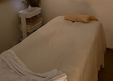 Массажная комната в SHarm Spa Center, Буэнос-Айрес, с удобной кроватью и спокойной атмосферой для расслабления.