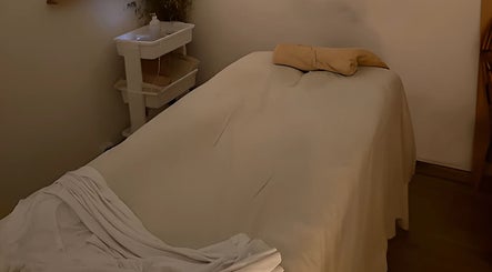 Массажная комната в SHarm Spa Center, Буэнос-Айрес, с удобной кроватью и спокойной атмосферой для расслабления.