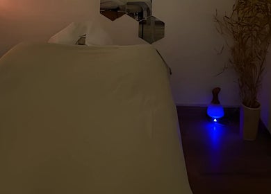 Массажная комната в SHarm Spa Center, Буэнос-Айрес, с мягким освещением и расслабляющей атмосферой.