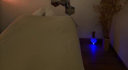 Массажная комната в SHarm Spa Center, Буэнос-Айрес, с мягким освещением и расслабляющей атмосферой.