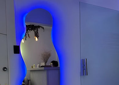 Элегантный интерьер с синим освещением в SHarm Spa Center, Буэнос-Айрес, Аргентина.