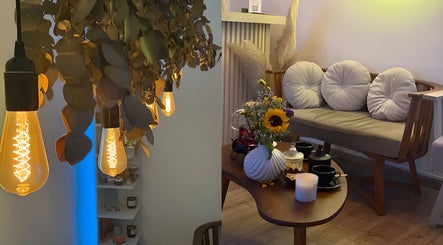 Теплое освещение и уютный интерьер SHarm Spa Center на улице Buenos Aires, Buenos Aires, AR.