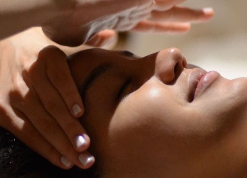 Расслабляющий массаж в SHarm Spa Center, Буэнос-Айрес, Аргентина, придающий коже сияние.