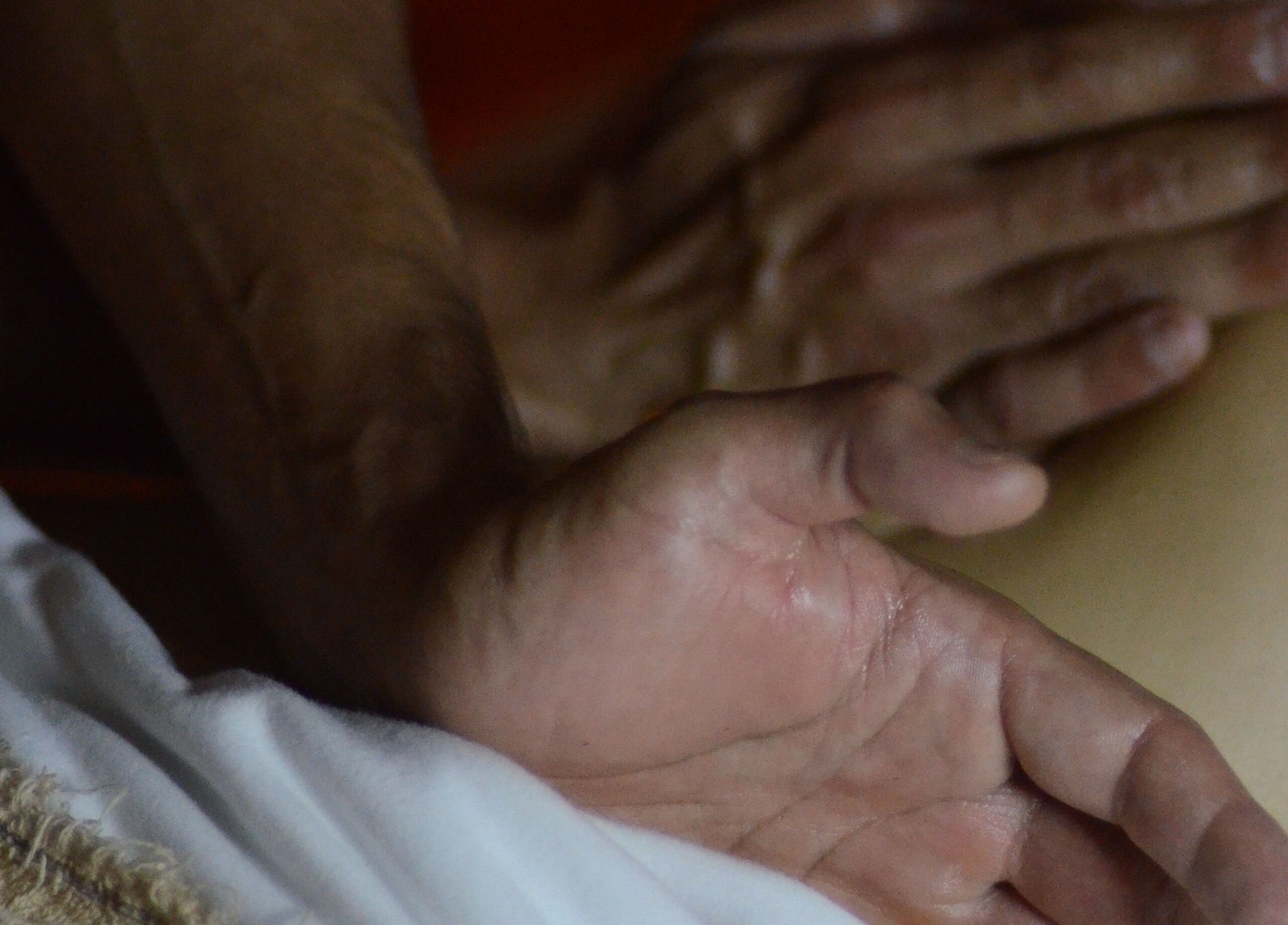 Руки массажиста в центре SHarm Spa Center, Буэнос-Айрес, Аргетина, создают атмосферу релаксации.