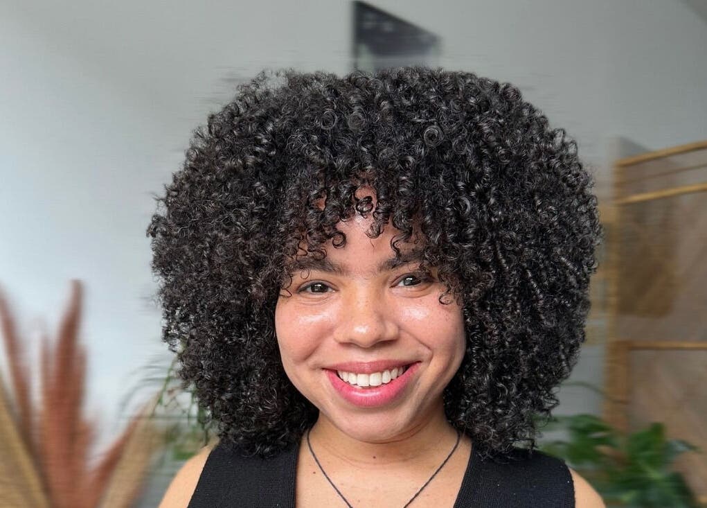 Smiling client with styled curls at Doctor Curlz in Paradijswijk, AW.