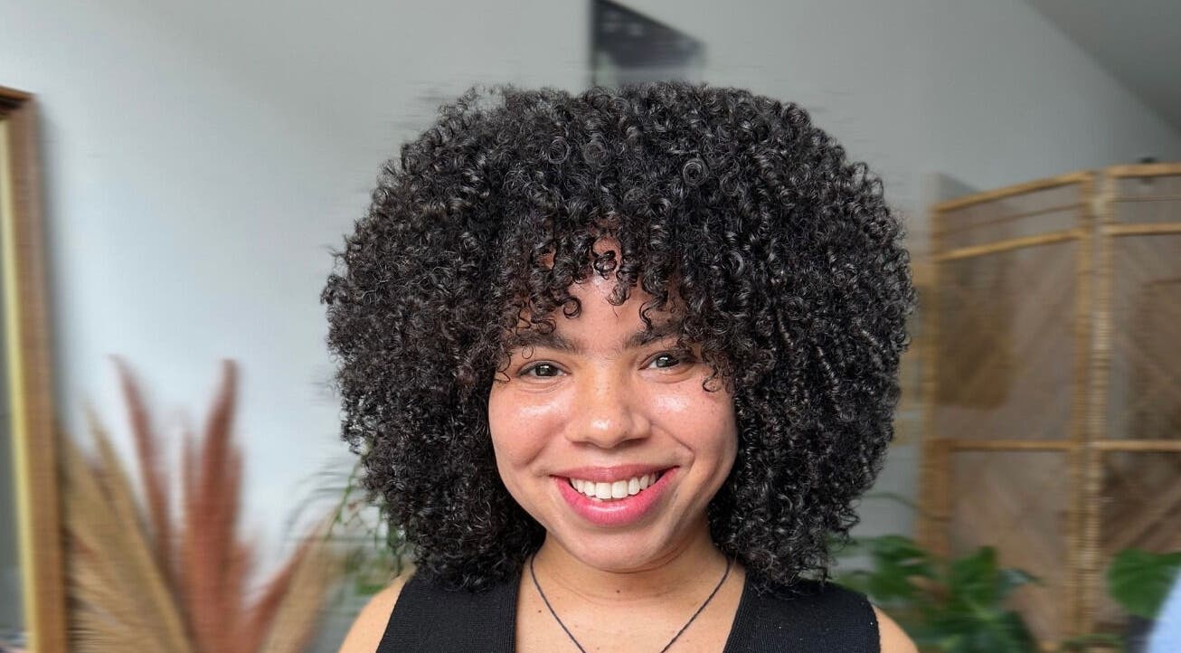 Smiling client with styled curls at Doctor Curlz in Paradijswijk, AW.