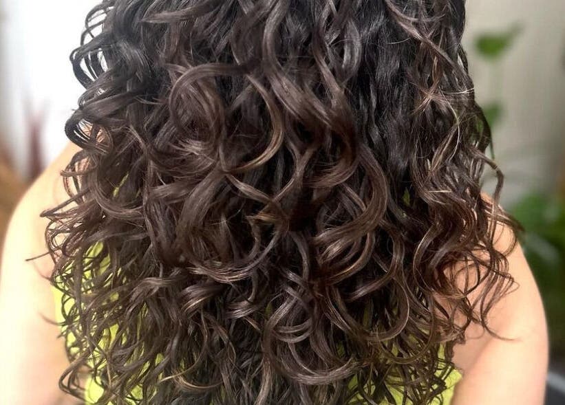 Beautiful curly hairstyle by Doctor Curlz at Paradijswijk, AW. Perfect for enhancing natural curls.
