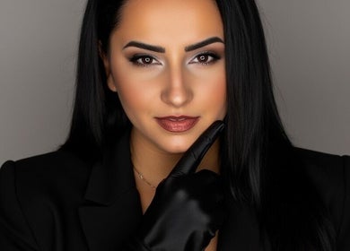 Жена в черно при Mona PhiBrows & Lashes, Съединение, Plovdiv, BG.