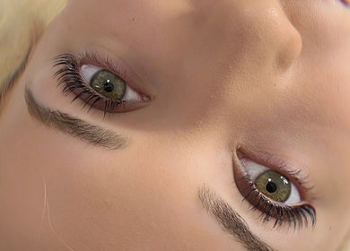 Клиент с перфектни вежди и мигли в Mona PhiBrows & Lashes, Съединение, Plovdiv, BG.