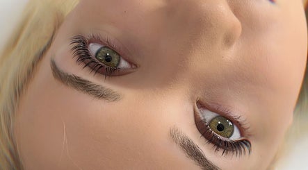 Клиент с перфектни вежди и мигли в Mona PhiBrows & Lashes, Съединение, Plovdiv, BG.