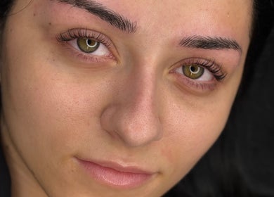 Клиент с перфектно оформени вежди и мигли в Mona PhiBrows & Lashes, Съединение, Plovdiv, BG.