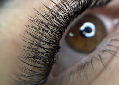 Близък план на мигли в Mona PhiBrows & Lashes, Съединение, Plovdiv, BG за перфектна красота.