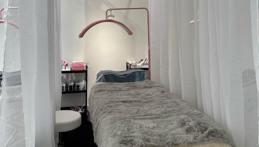 Relaxing treatment bed at Beauty Bar n Makeup, Lash n Brows in Auckland, Auckland, NZ with soft lighting.
