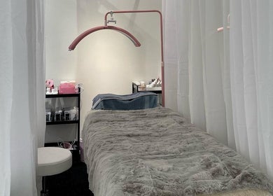 Relaxing treatment bed at Beauty Bar n Makeup, Lash n Brows in Auckland, Auckland, NZ with soft lighting.