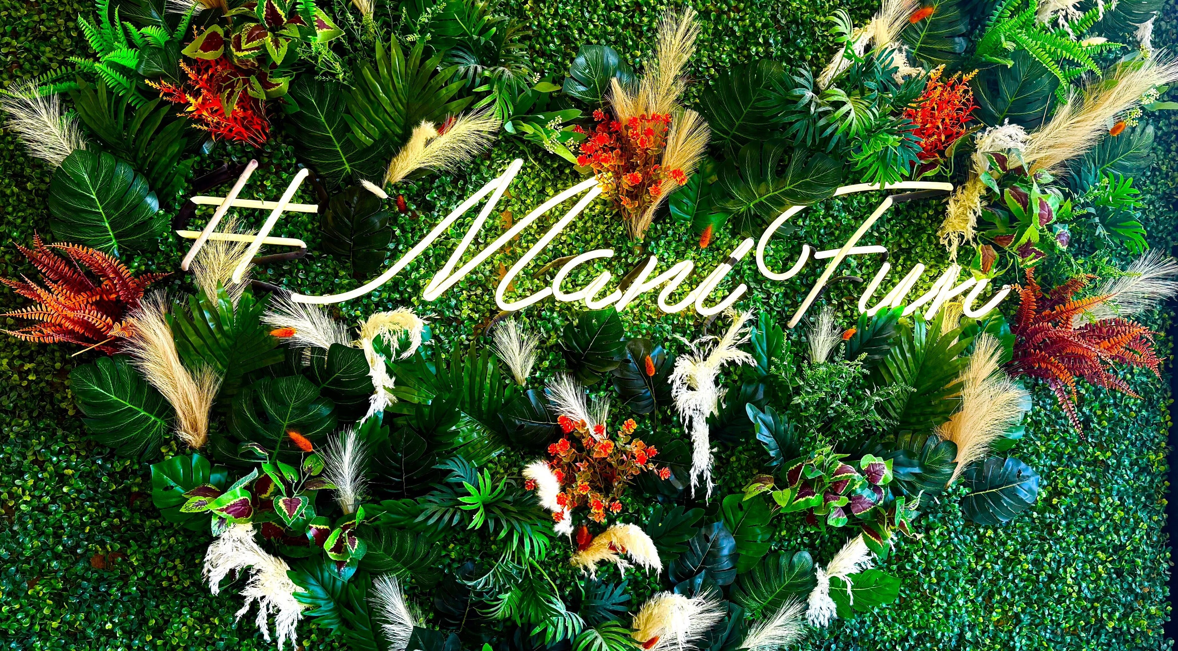 Τοίχος διακοσμημένος με φύλλα και λογότυπο Manifun Beauty Lounge, Αγία Παρασκευή, GR.