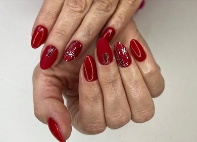 Κόκκινο μανικιούρ με σχέδια στο Manifun Beauty Lounge, Αγία Παρασκευή, GR.
