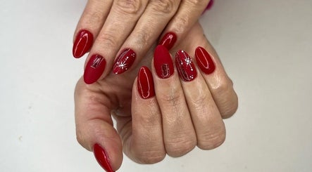 Κόκκινο μανικιούρ με σχέδια στο Manifun Beauty Lounge, Αγία Παρασκευή, GR.