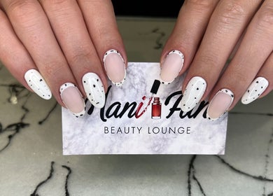 Μανικιούρ με λευκά νύχια στη Manifun Beauty Lounge, Αγία Παρασκευή, GR.