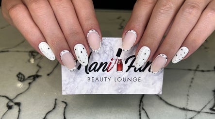 Μανικιούρ με λευκά νύχια στη Manifun Beauty Lounge, Αγία Παρασκευή, GR.