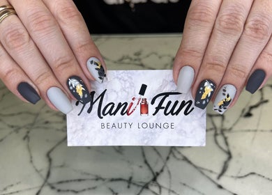 Νύχια με κομψό σχέδιο στο Manifun Beauty Lounge, Αγία Παρασκευή, GR.