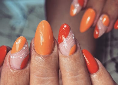 Ζωηρά πορτοκαλί νύχια στο Manifun Beauty Lounge, Αγία Παρασκευή, GR.
