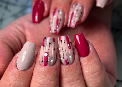 Πολύχρωμα μοντέρνα νύχια από το Manifun Beauty Lounge στην Αγία Παρασκευή, GR.