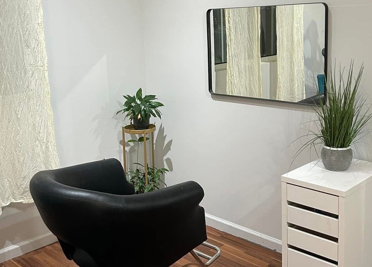 Cozy salon chair and plants in Haley Stapleton, Matthews, North Carolina, US beauty venue.