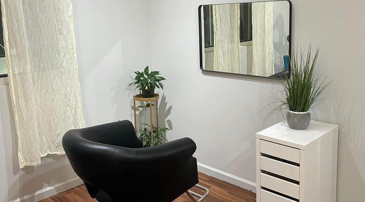 Cozy salon chair and plants in Haley Stapleton, Matthews, North Carolina, US beauty venue.