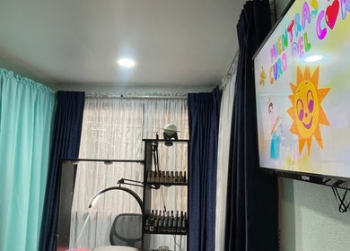 Interior de Saturno Nails en Concepción, Provincia De Cartago, CR con cortinas coloridas y pantalla ilustrativa.