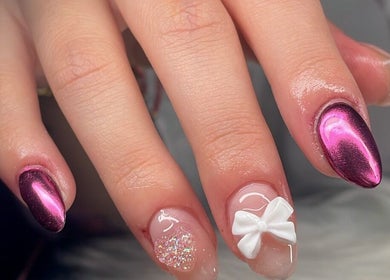 Manicura llamativa en Saturno Nails Concepción, Provincia De Cartago, CR, con diseño metálico y lazo blanco.