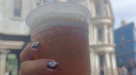 Mano con uñas de Saturno Nails sosteniendo vaso en Concepción, Provincia De Cartago, CR.