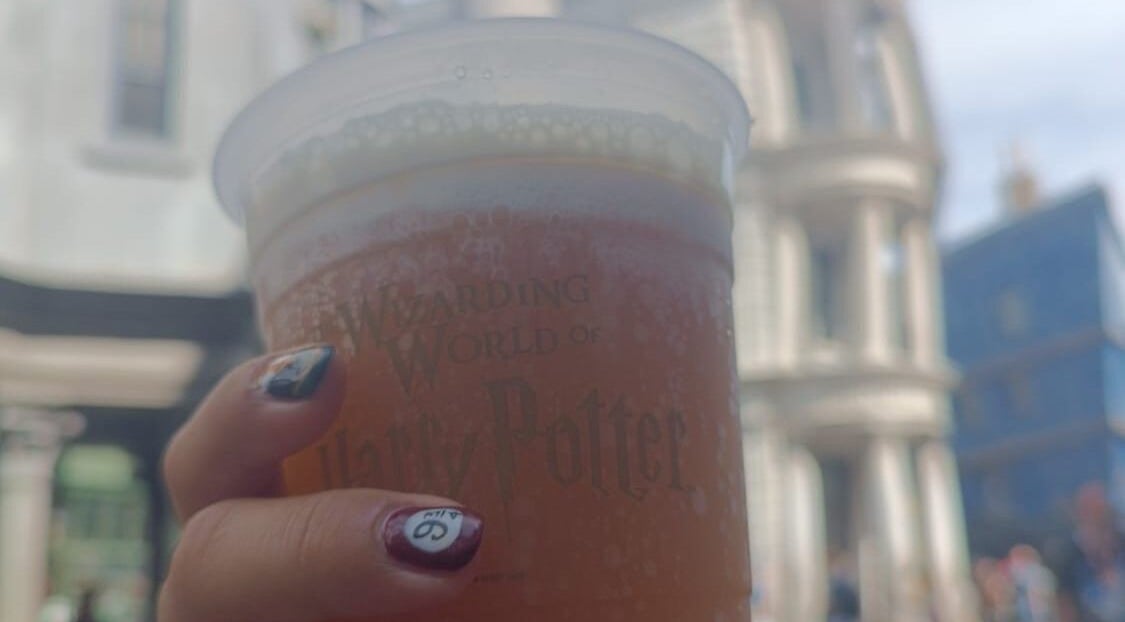 Mano con uñas de Saturno Nails sosteniendo vaso en Concepción, Provincia De Cartago, CR.