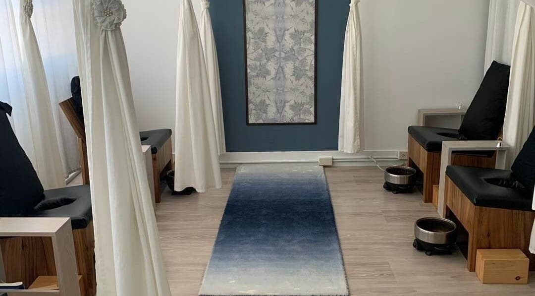 Cozy Yoni Steam Honolulu room with elegant seating and tranquil design in Honolulu, Hawaii, US.