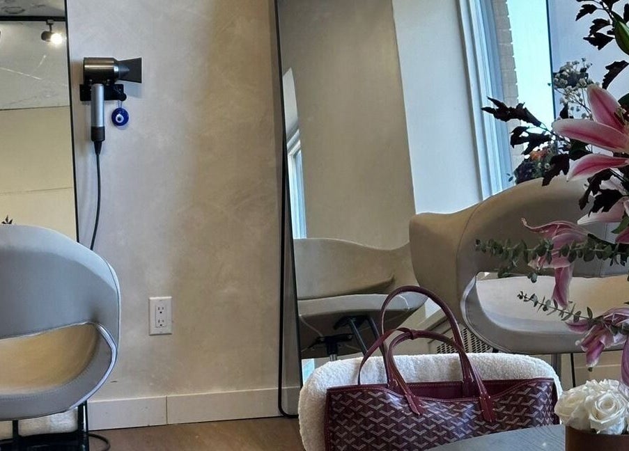 Modern salon styling chair and mirror in CAZA STUDIO, Mont-royal, Québec, CA with floral decor.