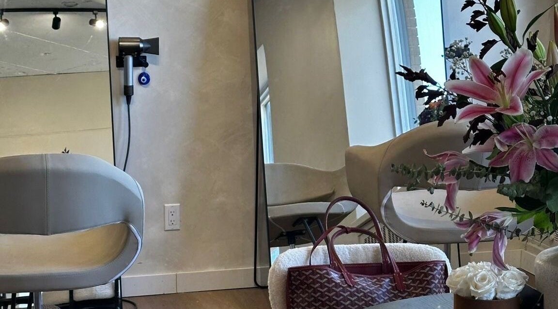 Modern salon styling chair and mirror in CAZA STUDIO, Mont-royal, Québec, CA with floral decor.