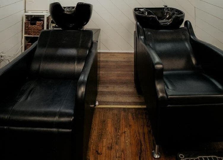 Elegant wash stations at Kyana Britner with Texture+Sage, Fremont, Ohio, US. Perfect for a serene beauty experience.