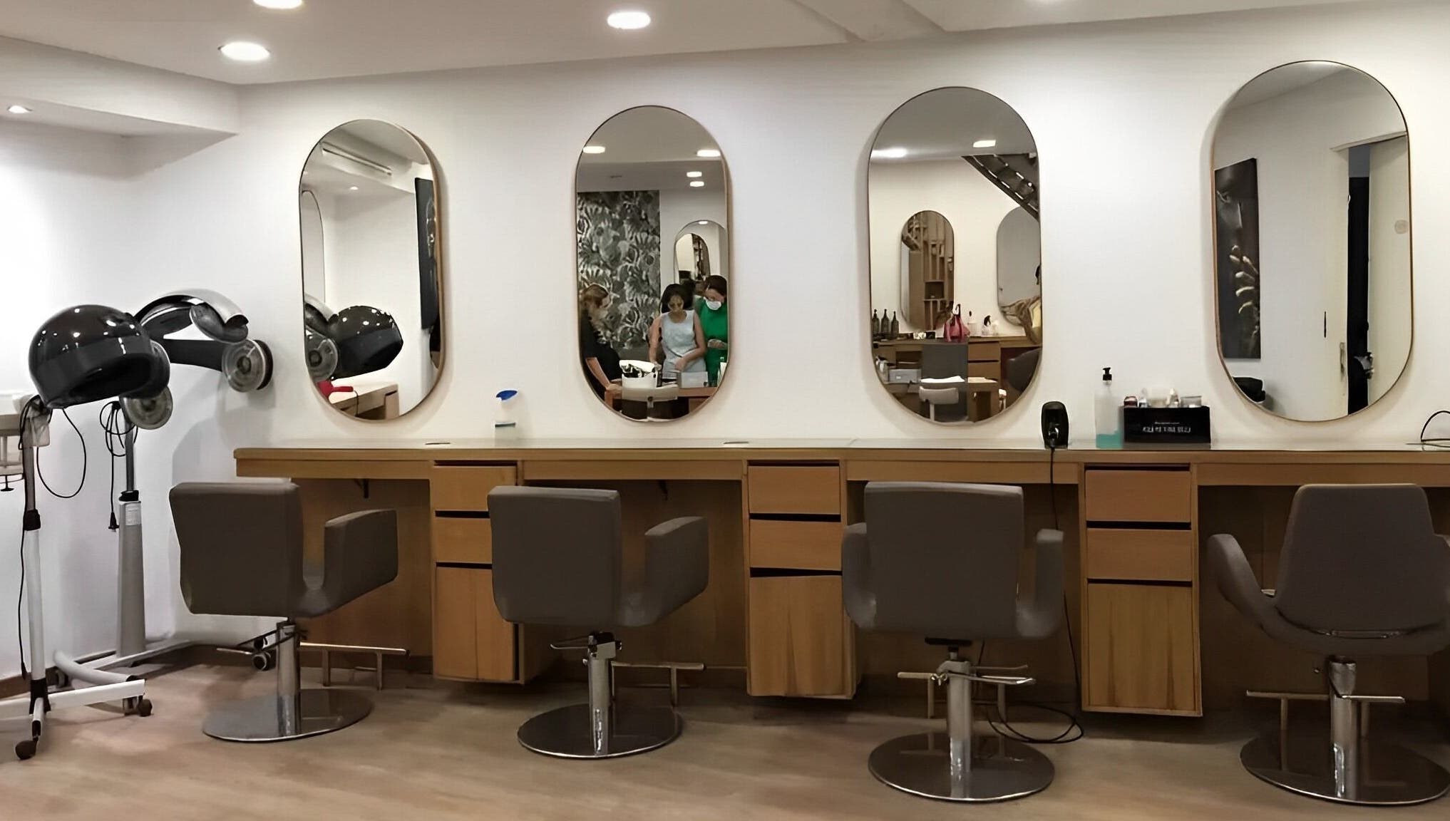 Intérieur moderne au Karppes Center, Dar-el-beida, Casablanca-settat, MA avec miroirs élégants.